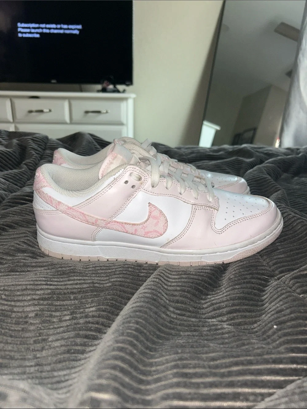 Nike Women's Low-Top Sneakers in Light Pink and White